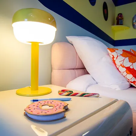 Retro Candy Lounge, Avec Terrasse Et Parking