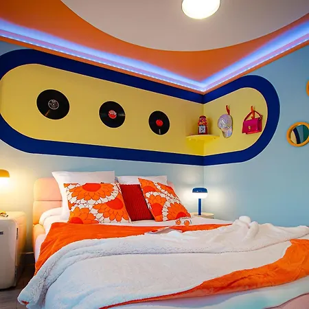 Retro Candy Lounge, Avec Terrasse Et Parking